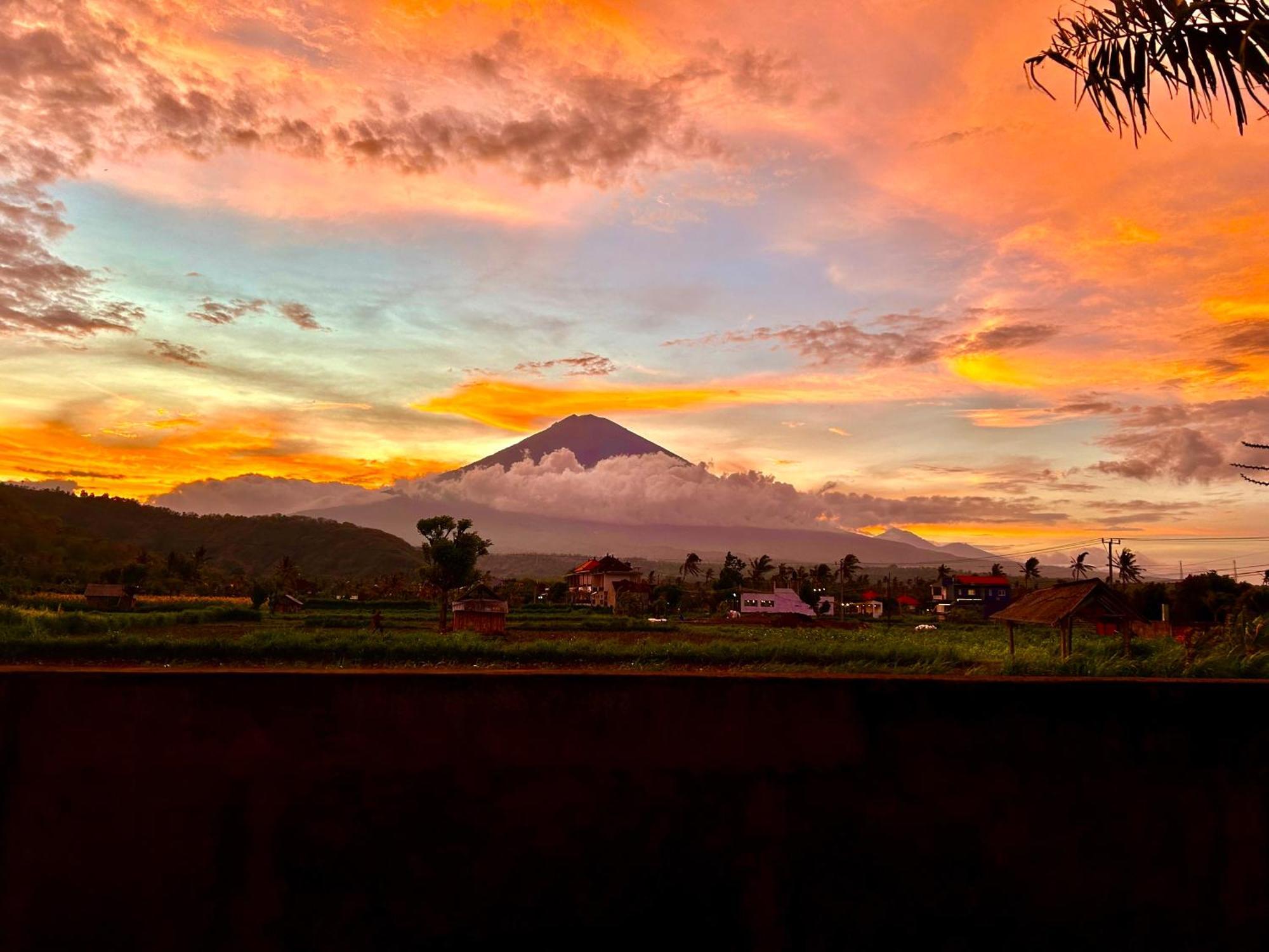D'Uma Amed Homestay Exterior foto